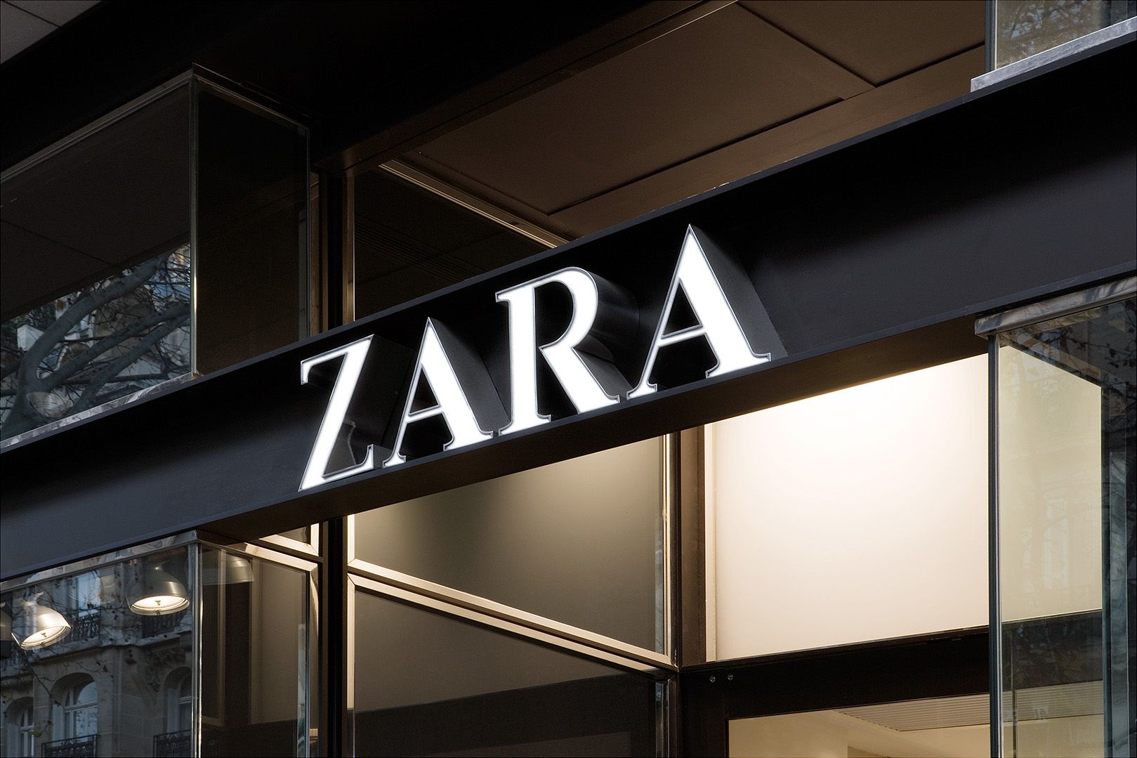 Zara продолжает работать в России