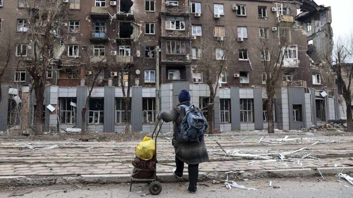 Росія масово звозить росіян у Маріуполь